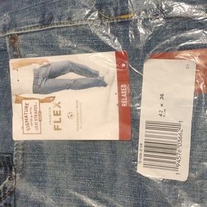 1 Pair of Men's Signature Levis Flex Jeans, Relaxed Fit,NWT, 42x36, Medium Wash